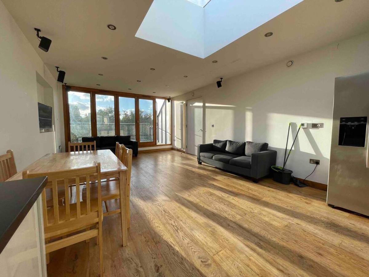 Luxurious Two Bedroom Penthouse Londra